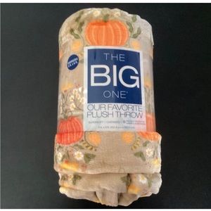 NWT PLUSH THROW 5 FEET BY 6 FEET